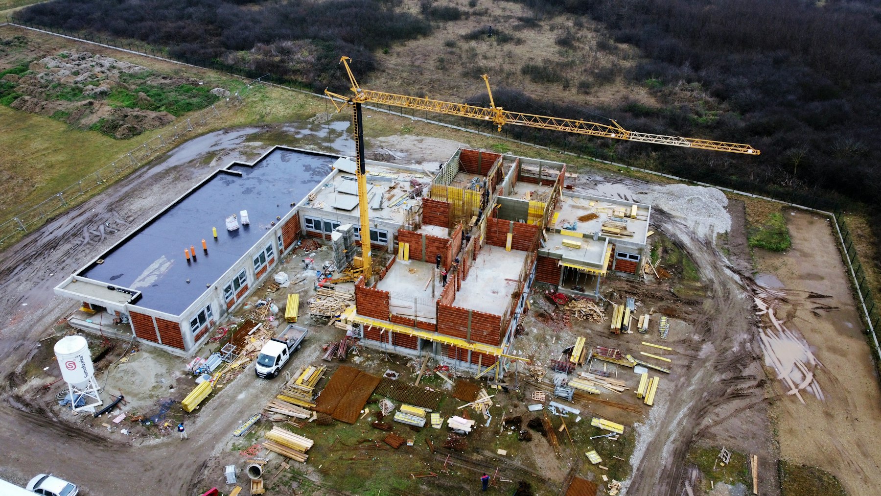 O mesmo canteiro de obra registrado em etapa posterior, com a estrutura erguida