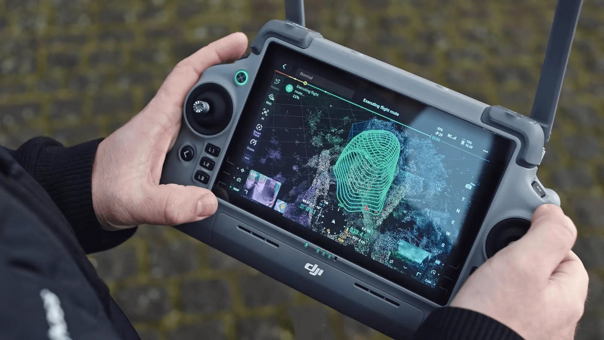 Controle do DJI Matrice 4T executando uma rota de voo programada, com o modelo 3D da área na tela
